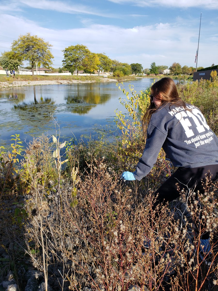VJAGreenTeam's tweet photo. What a beautiful day for a little fall clean up around Lake Andrew! @AndrewHS_d230 https://t.co/7qeAJZhqej