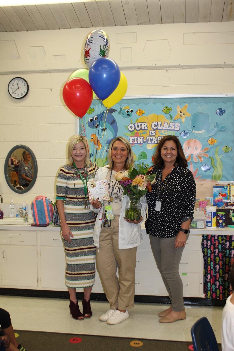 KESBulldogs's tweet photo. Congratulations to Kenwood’s Teacher of the Year, Mrs. Kelli Williams!  We are proud of you! 💚🐾 @OCSD1 https://t.co/GkJIKWPdCO