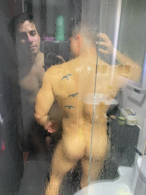 Llegue y @latinboy_andres se estaba bañando ???? https://t.co/UNF5qdpY1X