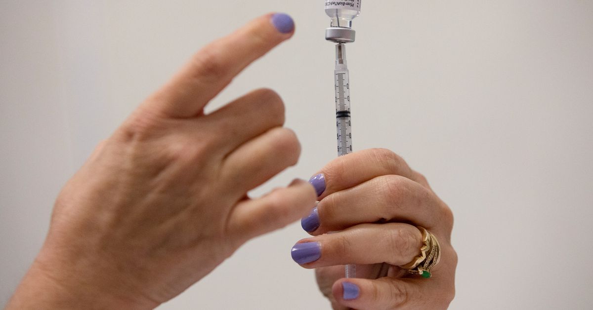 Reuters's tweet photo. U.S. FDA to recommend Pfizer, Moderna boosters for people 40 and older -CNN https://t.co/esMQhKxtyx https://t.co/10CT7CO2Oo