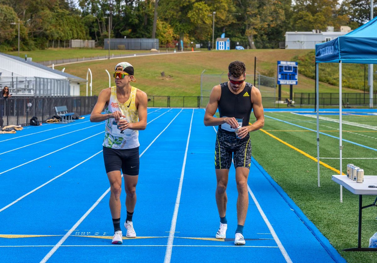FurnRuns's tweet photo. Epic weekend with @cgrobertson10, @CoreyBellemore, @darrenrovell, @AthleticBrewing, @hoka, and the @FleetFeetSports team from Westport, CT. 

You can read all about it on @beermile 👇

https://t.co/xR7TQ1UHbw https://t.co/VyB7BxaHfG