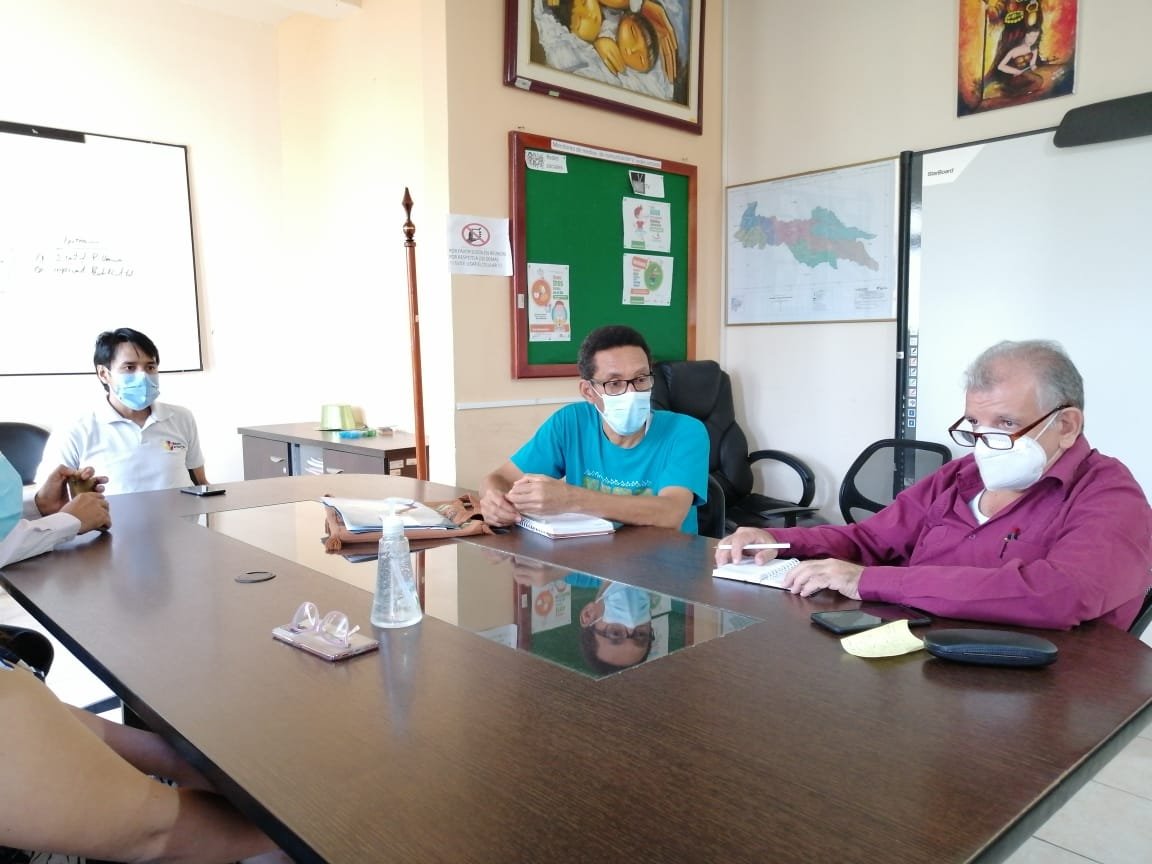 SaludImbabura's tweet photo. #SaludParaSucumbíos | Dr. Ramiro Zumárraga Director Distrital 21D02, mantuvo reunión de trabajo con representantes de ACNUR, para definir y articular acciones en territorio. 
#JuntosLoLogramos https://t.co/SfROD9lTby