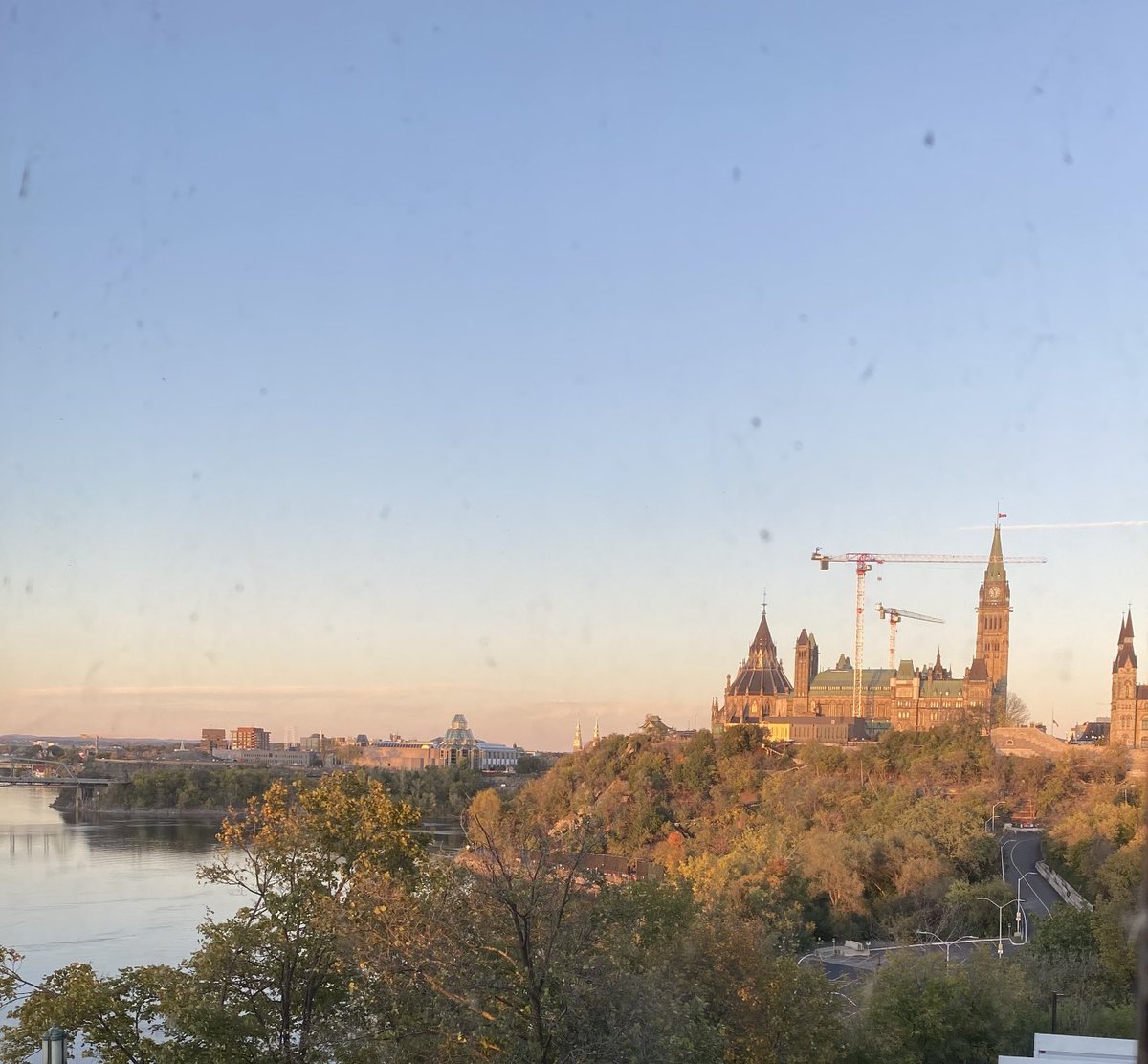 alisoncrawford5's tweet photo. Office view and looking forward to the bike ride home #octoberlight https://t.co/08W7JowszR