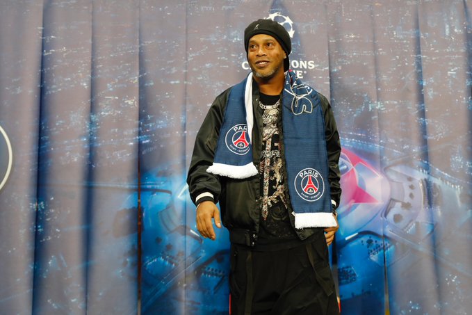 PSG_espanol's tweet photo. ¡Un placer tenerte de nuevo en casa, @10Ronaldinho! 🇧🇷❤️💙 https://t.co/FxaBAlIOR4