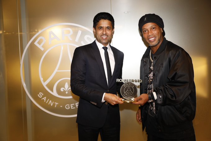 PSG_espanol's tweet photo. ¡Un placer tenerte de nuevo en casa, @10Ronaldinho! 🇧🇷❤️💙 https://t.co/FxaBAlIOR4