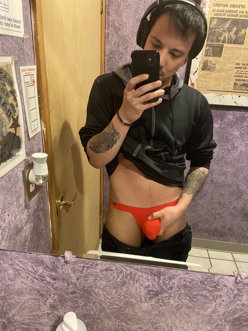 1 pic. So comfy ? #malepower #bi #jockstrapped #onlyfans #biguy https://t.co/7mEIXQRSrP