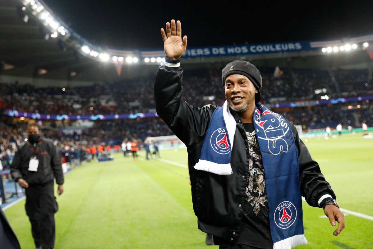 PSGbrasil's tweet photo. 🔙🎩 É sempre um prazer te rever no Parc des Princes, ainda mais em uma bela noite europeia, @10Ronaldinho 🤩

#UCL | #PSGRBL https://t.co/G12F1lMQsG