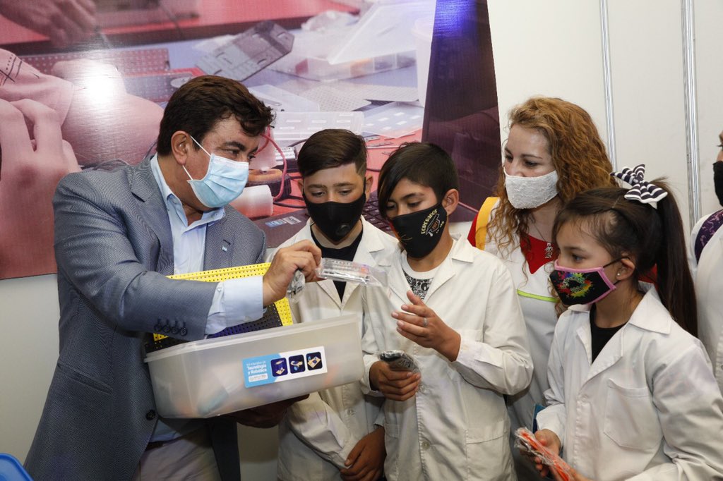CITLAMok's tweet photo. Gracias @ferespinozaok por apostar al desarrollo y la promoción de la ciencia, la tecnología y la innovación que llevamos adelante desde el #CITLAM de la Secretaría de Ciencia, Tecnología y Políticas Educativas desde hace 10 años. https://t.co/7PV1DQLLe2