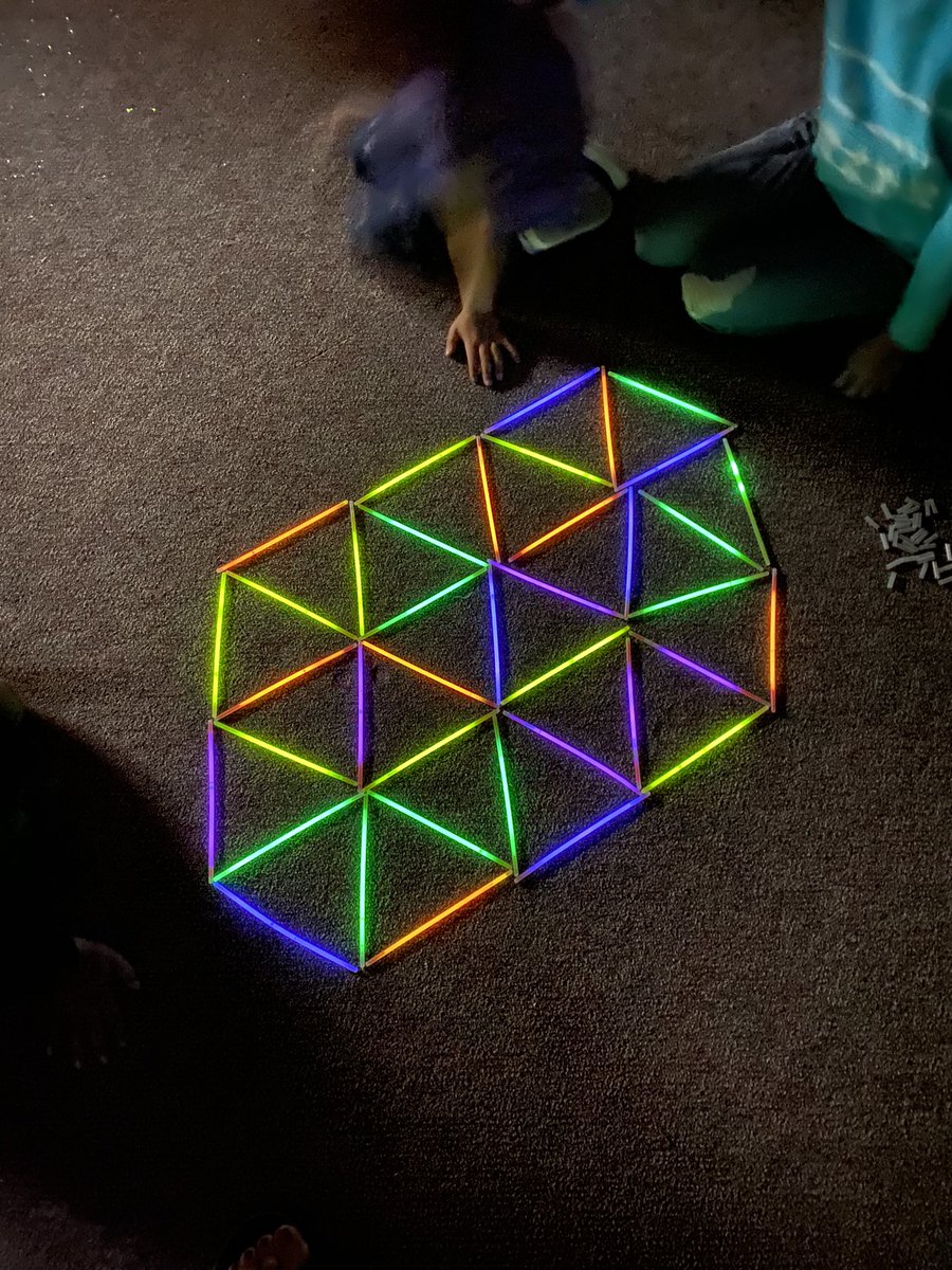 RamonaWilson60's tweet photo. K-2 Crazy 8 Math Club’s “Glow in the Dark Geometry” was a success! Learners enjoyed creating geometric patterns with the glow sticks 🤗 @BedtimeMath @AtchisonPublic @AESPhoenix https://t.co/CBJhrNhraz