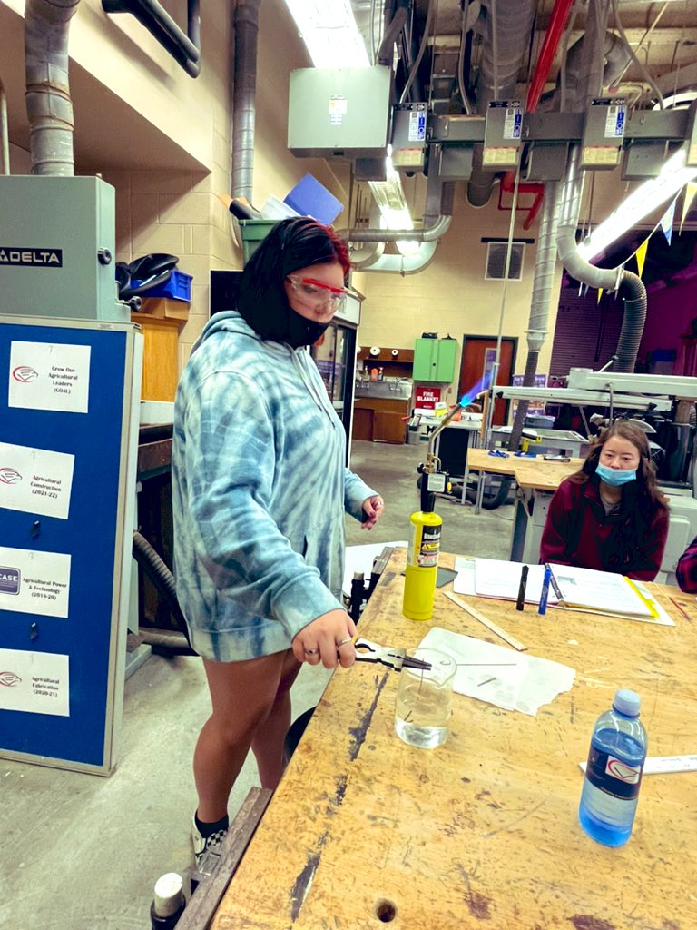 CV_AgSciences's tweet image. Our #AgPowerTech class was 🔥🔥🔥 as we wrapped up our lesson on the properties of metals. Ss investigated the impacts of tempering, annealing, and hardening of steel. #Inquiry #TeachAg #AgEdu