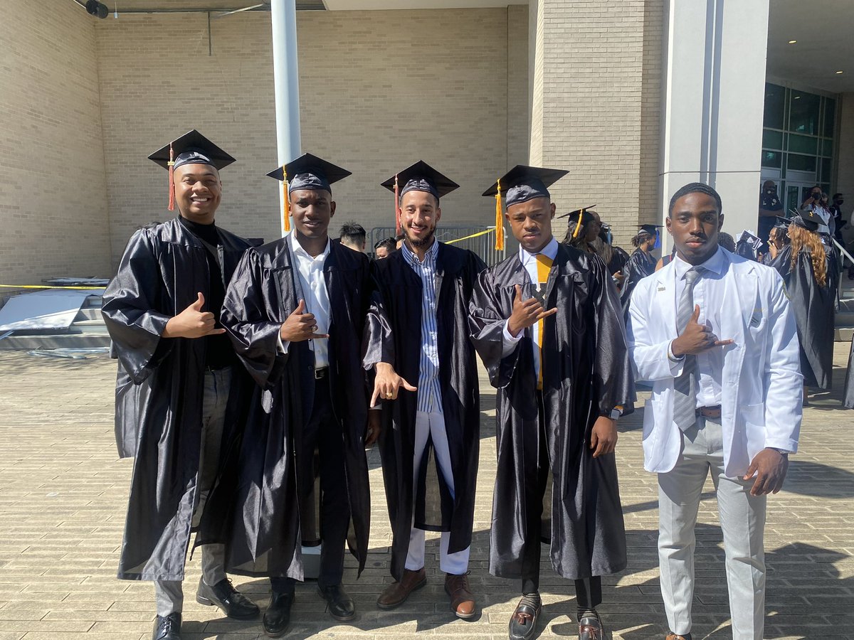 betatau1936's tweet photo. Today several Spring ‘21 brothers participated in Founders Day Convocation and were recognized for student leadership and May 2022 graduation candidacy. Congratulations &amp; keep carrying the torch high brothers! 🤙🏽 https://t.co/U1SsM1a2LM