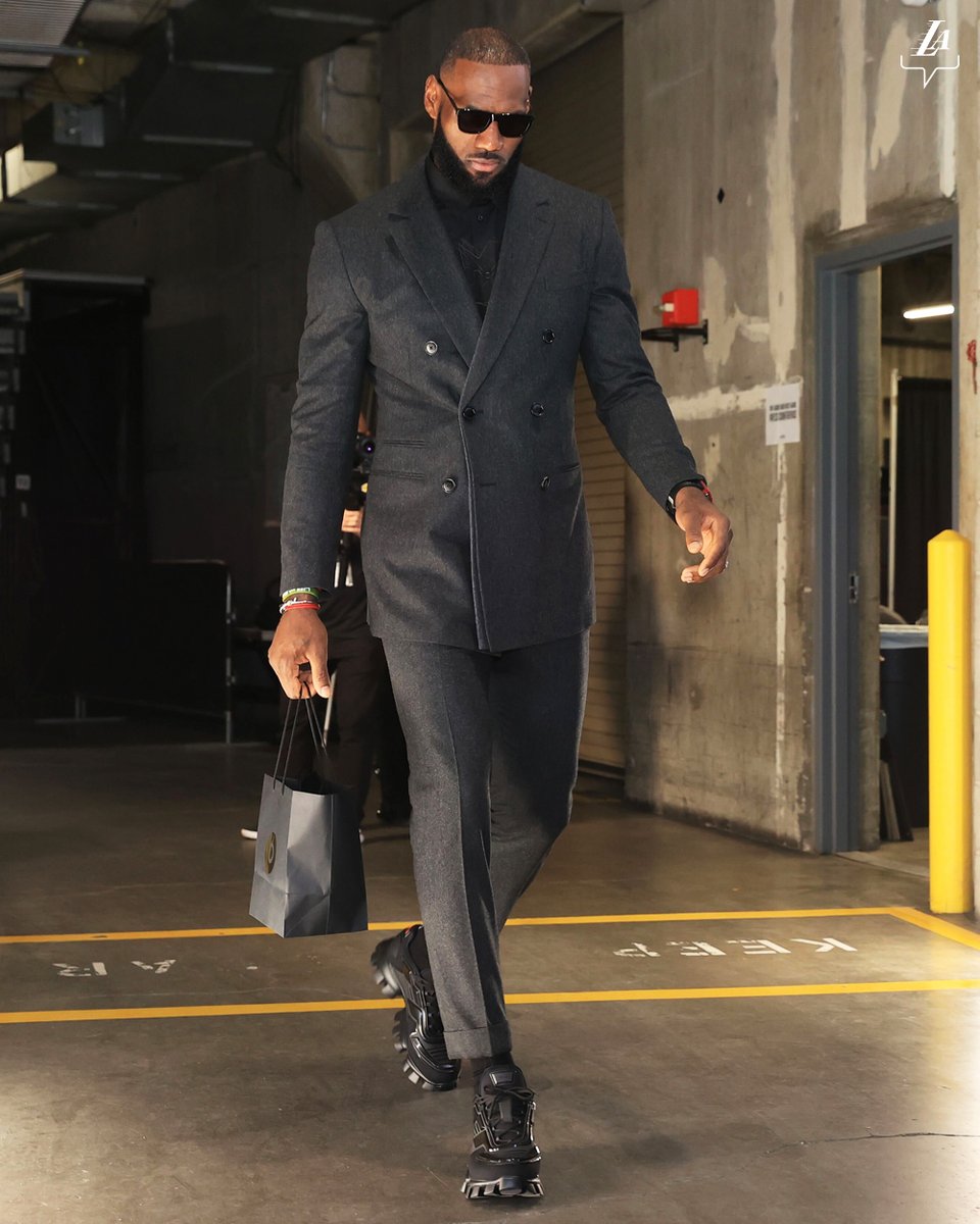 Lakers's tweet photo. Bron Wick 👑 https://t.co/Y9xqtCb5Ki