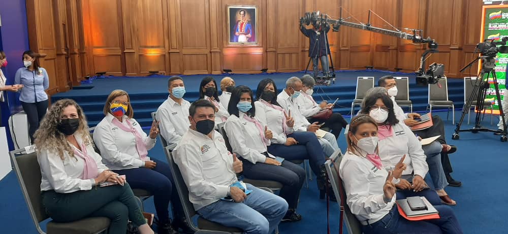 RosangelaOrozco's tweet photo. Desde el palacio de miraflores el presidente @NicolasMaduro sostiene un encuentro con los jefes y jefas de Zonas Educativas a nivel nacional e inició del año escolar 2021-2022 Seguro y Progresivo.
@delcyrodriguezv
@_LaAvanzadora #OlaDeSolidaridadPorAlexSaab https://t.co/mBkaFYABTb