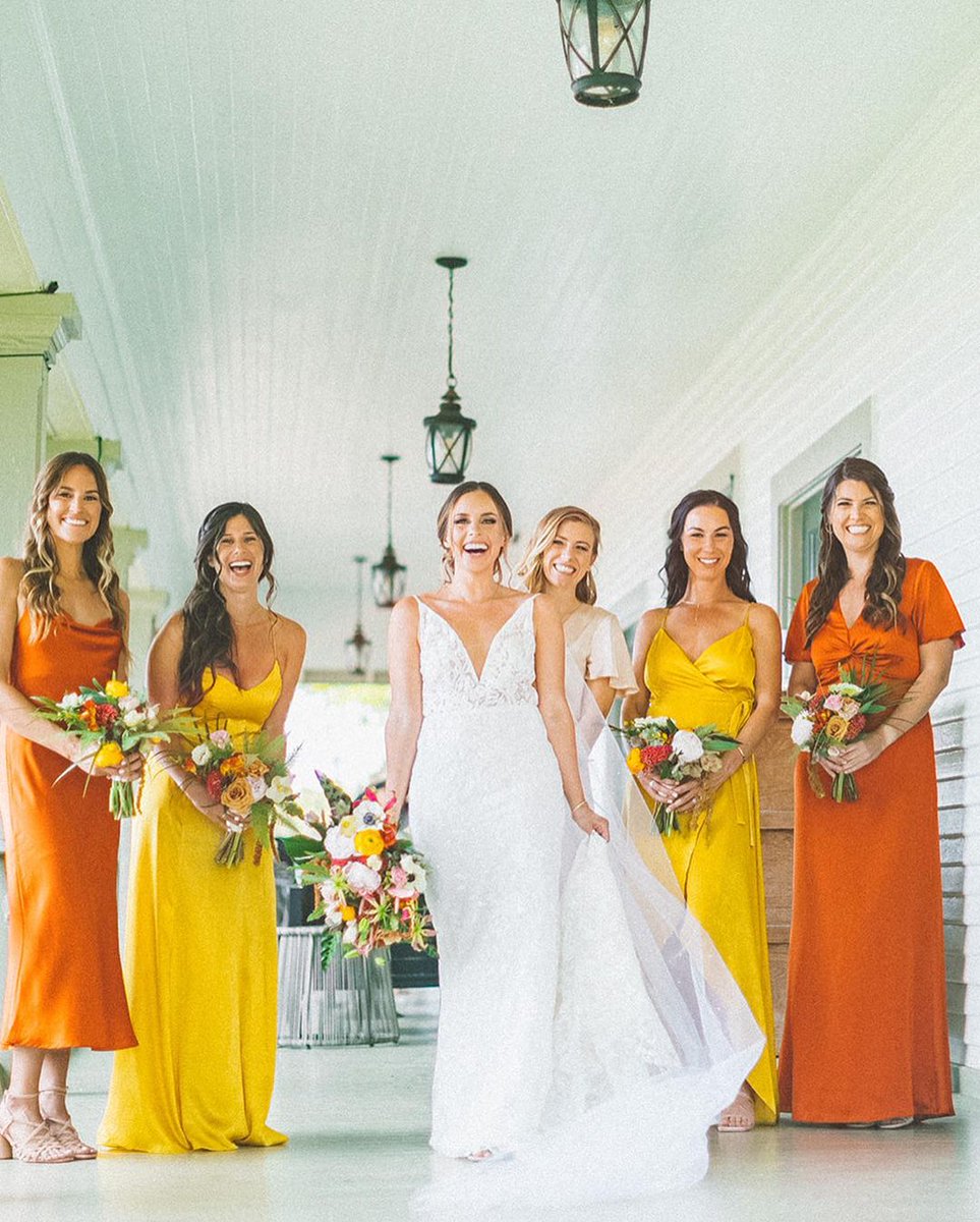 destinationido's tweet image. Seat Yo Self next to the Hawaiian coast at Tiffany and Greg's fun and funky #destinationwedding! 

destinationido.com/fun-and-funky-…

📸: @angiediazphotography
👩‍💻: @CoutureEventsHI 
📍: Olowalu Plantation House
🌺: Bella Bloom Maui
💌: @ShindigBespoke 
💄: @MeiLiAutumn