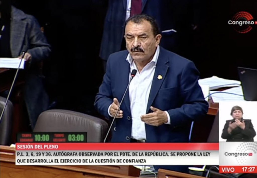 #Pleno | <a href="/EdgardReymundo/">Edgard Reymundo Mercado</a>: Con este dictamen se quiere allanar el camino para la vacancia presidencial. No respetan la Constitución. El equilibrio de poderes es el sustento mismo de la democracia. Hay que ser sensatos. Necesitamos abordar con seriedad un tema tan importante.