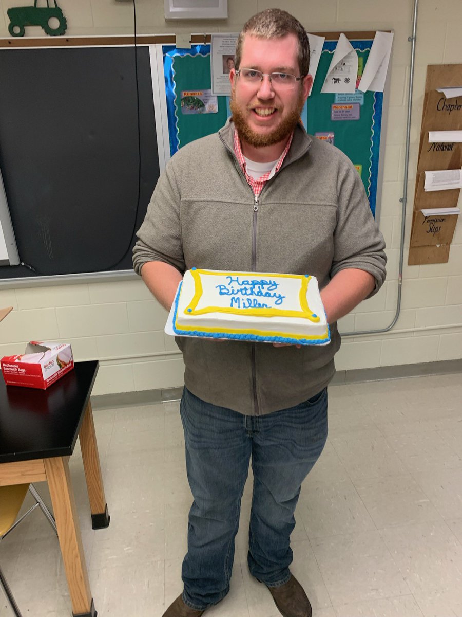 FountainFfa's tweet image. Tonight we fed the farmers of fountain county! Many hands prepared the meals yesterday and today to feed our local hero's. Thank you for everything you do for our community! Also Happy Birthday to our Advisor Mr. Miller! 💙💛