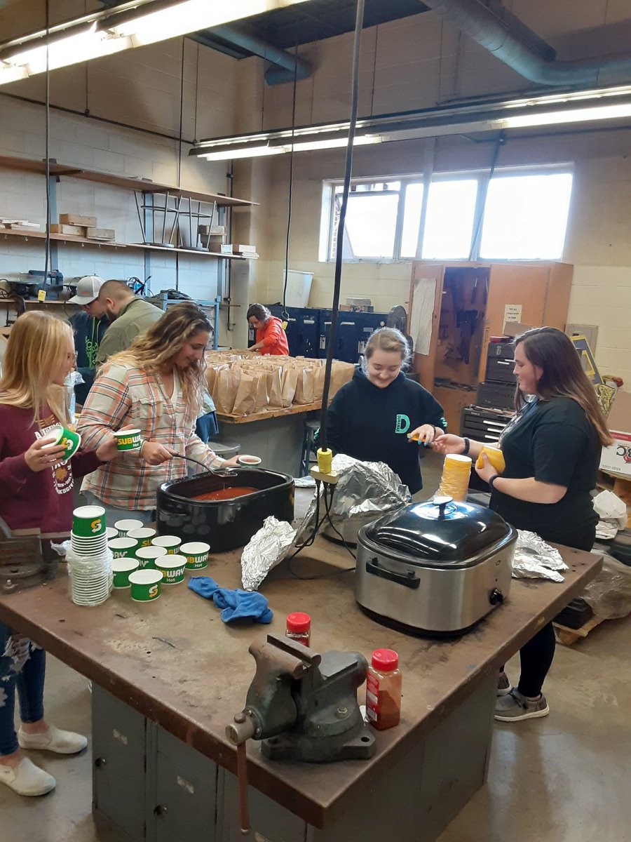 FountainFfa's tweet image. Tonight we fed the farmers of fountain county! Many hands prepared the meals yesterday and today to feed our local hero's. Thank you for everything you do for our community! Also Happy Birthday to our Advisor Mr. Miller! 💙💛