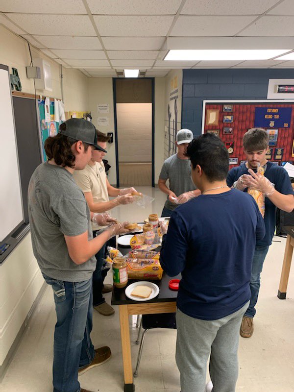 FountainFfa's tweet image. Tonight we fed the farmers of fountain county! Many hands prepared the meals yesterday and today to feed our local hero's. Thank you for everything you do for our community! Also Happy Birthday to our Advisor Mr. Miller! 💙💛