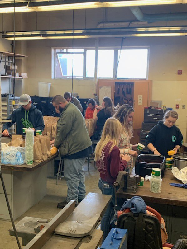 FountainFfa's tweet image. Tonight we fed the farmers of fountain county! Many hands prepared the meals yesterday and today to feed our local hero's. Thank you for everything you do for our community! Also Happy Birthday to our Advisor Mr. Miller! 💙💛