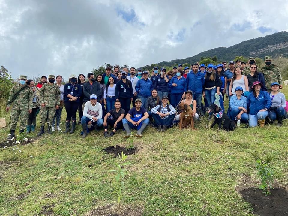 CAR_Cundi's tweet photo. Seguimos reforestando los ecosistemas de nuestro territorio. En la vereda Pueblo Viejo del municipio de Facatativá sembramos 219 árboles de especies nativas, como: tibar, hayuelo, laurel, chicalá y arrayán junto con @AlFacatativa y @Ejercito_Div5. 

#ÚnArbolPara proteger el agua https://t.co/7ySzyrZFfn