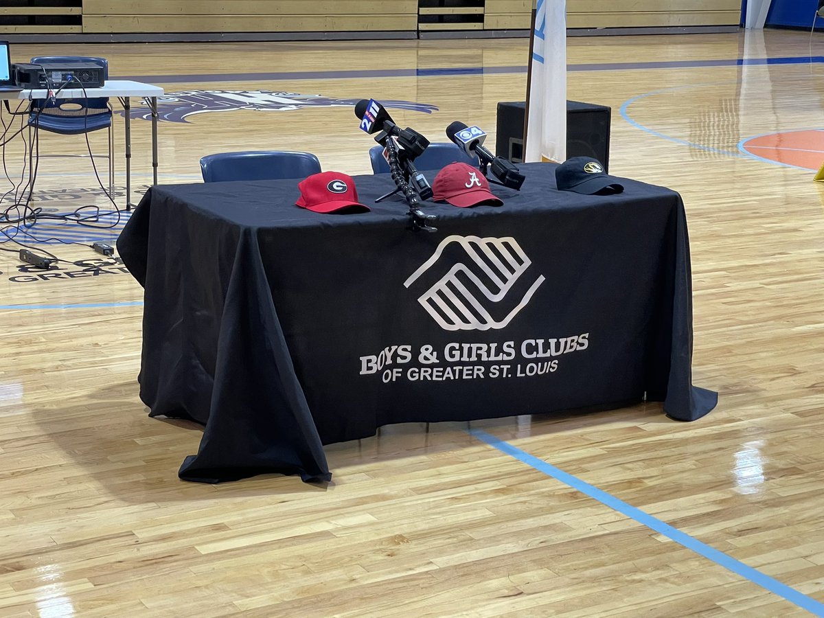 📍Herbert Hoover Boys &amp; Girls Club, St. Louis

In around 30 minutes, WR Luther Burden, the No. 6 overall prospect in the Class of 2022, will start his commitment ceremony. His final three choices are #Mizzou, Georgia and Alabama.