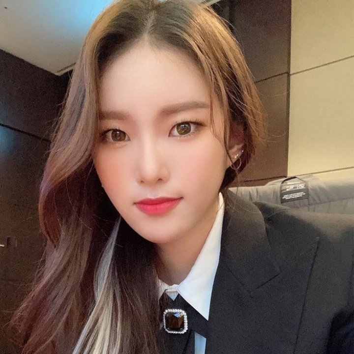 bestofmonday's tweet photo. Someone said they look a like? 🤔🤔🤔

(I think they look a little similiar) 

#Monday #먼데이 #Weeekly #위클리 https://t.co/24qB1ArxF8