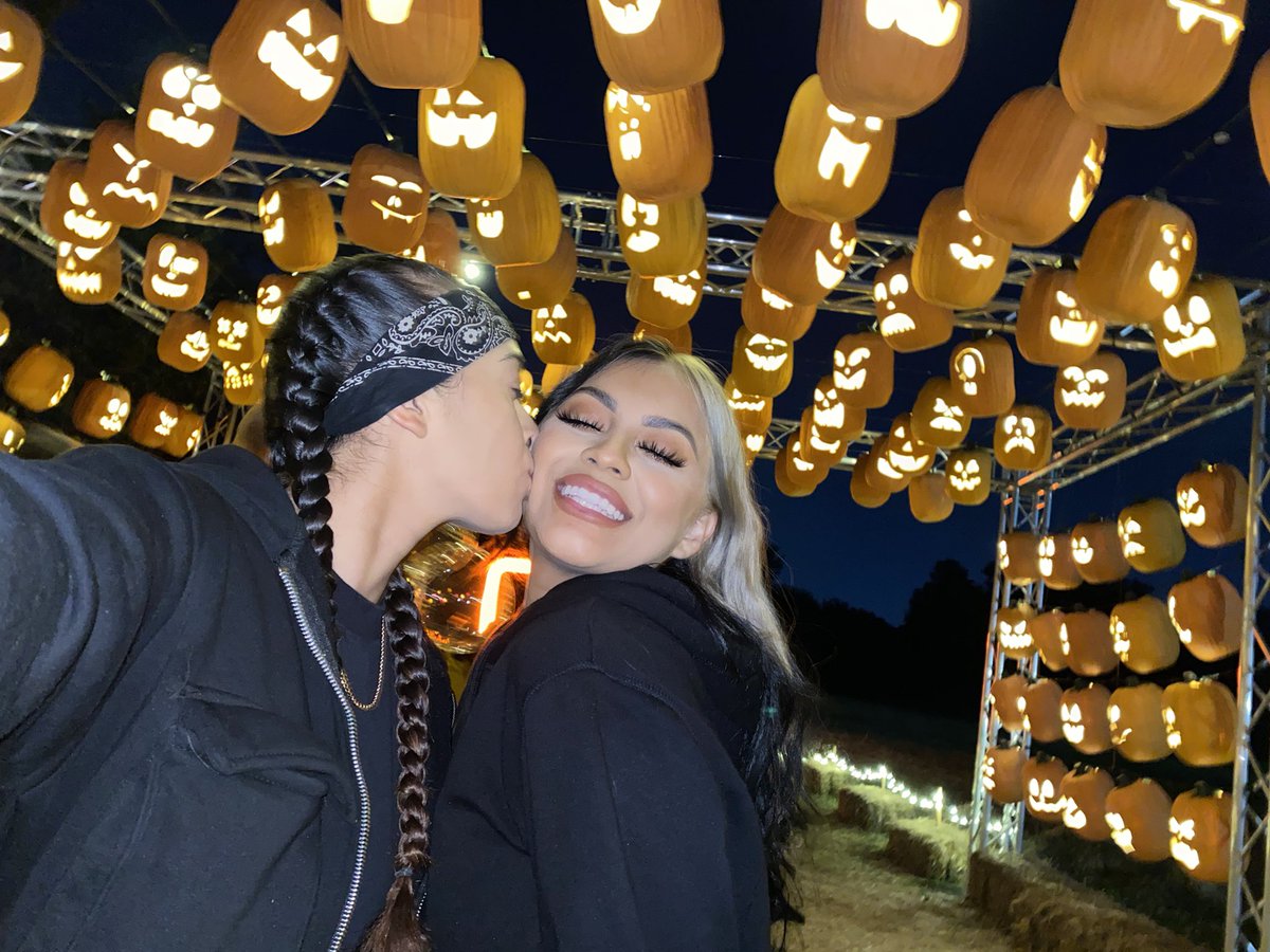 bribrilucio's tweet photo. Our spooky date 🎃 https://t.co/eVAJzuy4fW