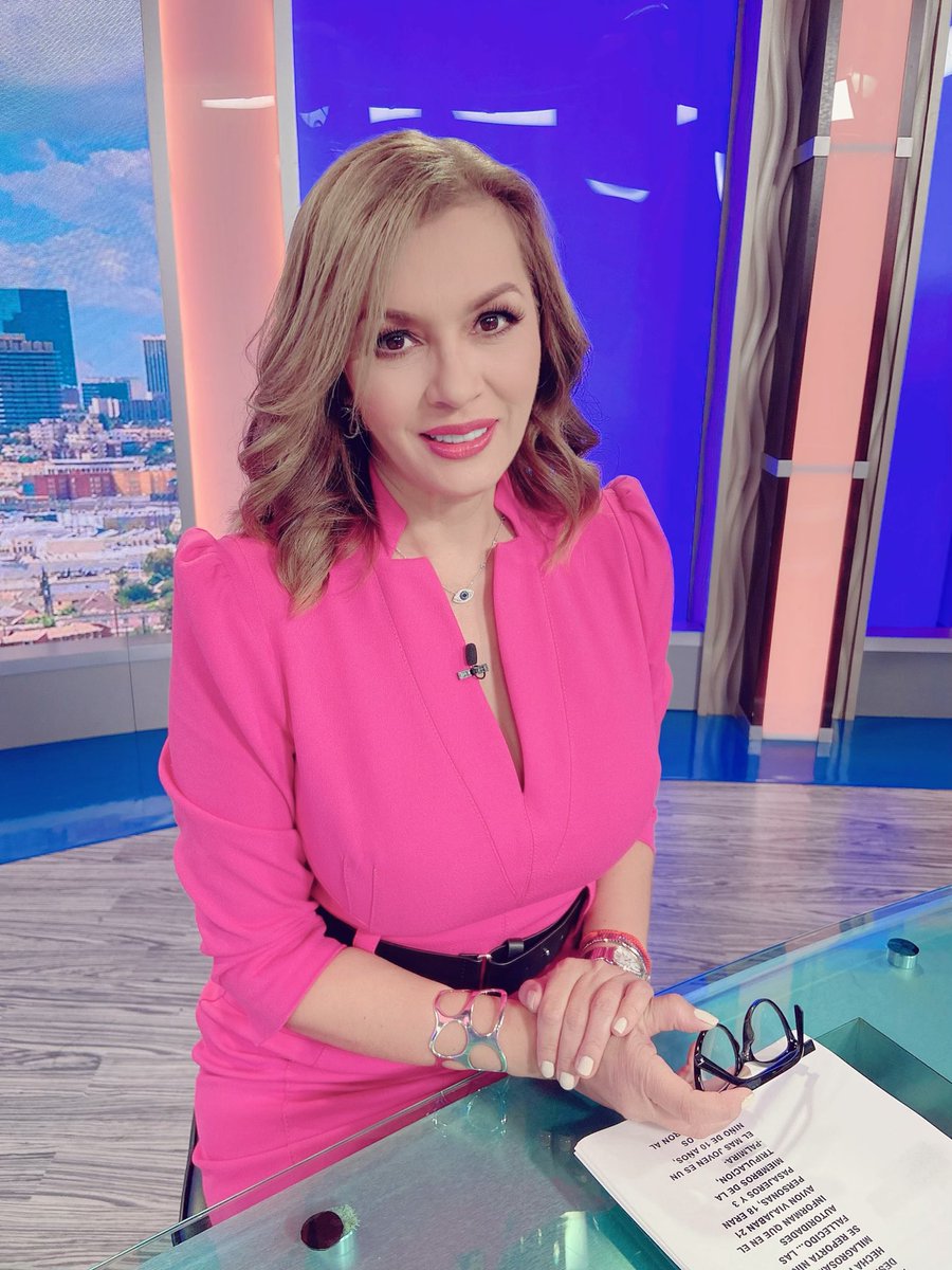 PalmiraPerezTV's tweet photo. No debería ser una dia sino #365. #siempre #tocandote #evita #CancerDeMama y este no solo ataca a la #mujer también el #hombre debe revisarse #luchemos para #salvar tu vida y la de los demás #PinkOctober #pinkday @NEstrellaTv @estrellatv https://t.co/BZ8ugy7mQK