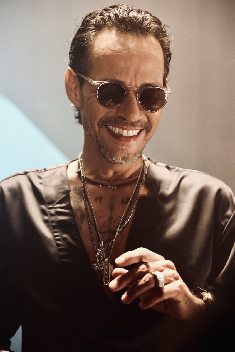 MarcAnthony's tweet photo. ¡Si hay una rumba no puede faltar #PallaVoy! Ya pueden ver el nuevo video exclusivamente en @facebookapp >>  https://t.co/LWt2gK6vTA https://t.co/xyrtBWZ52f