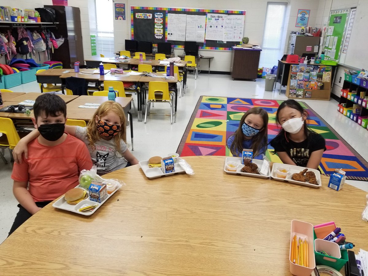MsDMyers's tweet photo. These sweet friends cashed in their PBIS Rewards points and had lunch with me today. #DolvIncredible @DolvinES https://t.co/3M6HlPSBLp