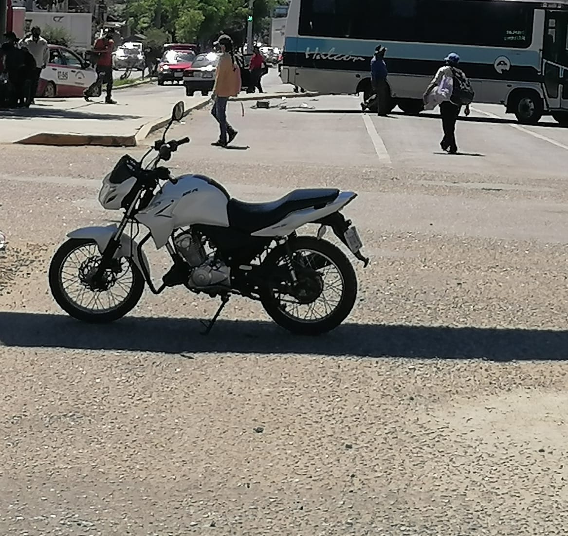 Estado20's tweet photo. #Urgente Solicitamos tu apoyo para localizar la motocicleta marca Itálika, modelo FT125, color blanco con negro, modelo 2019, placas R74F8, chasis: 3SCPFTDE4K1070639 y motor: LC152FMISE012048. La motocicleta fue robada hoy a un compañero periodista de #Oaxaca @FISCALIA_GobOax https://t.co/5xPzwmx5kR