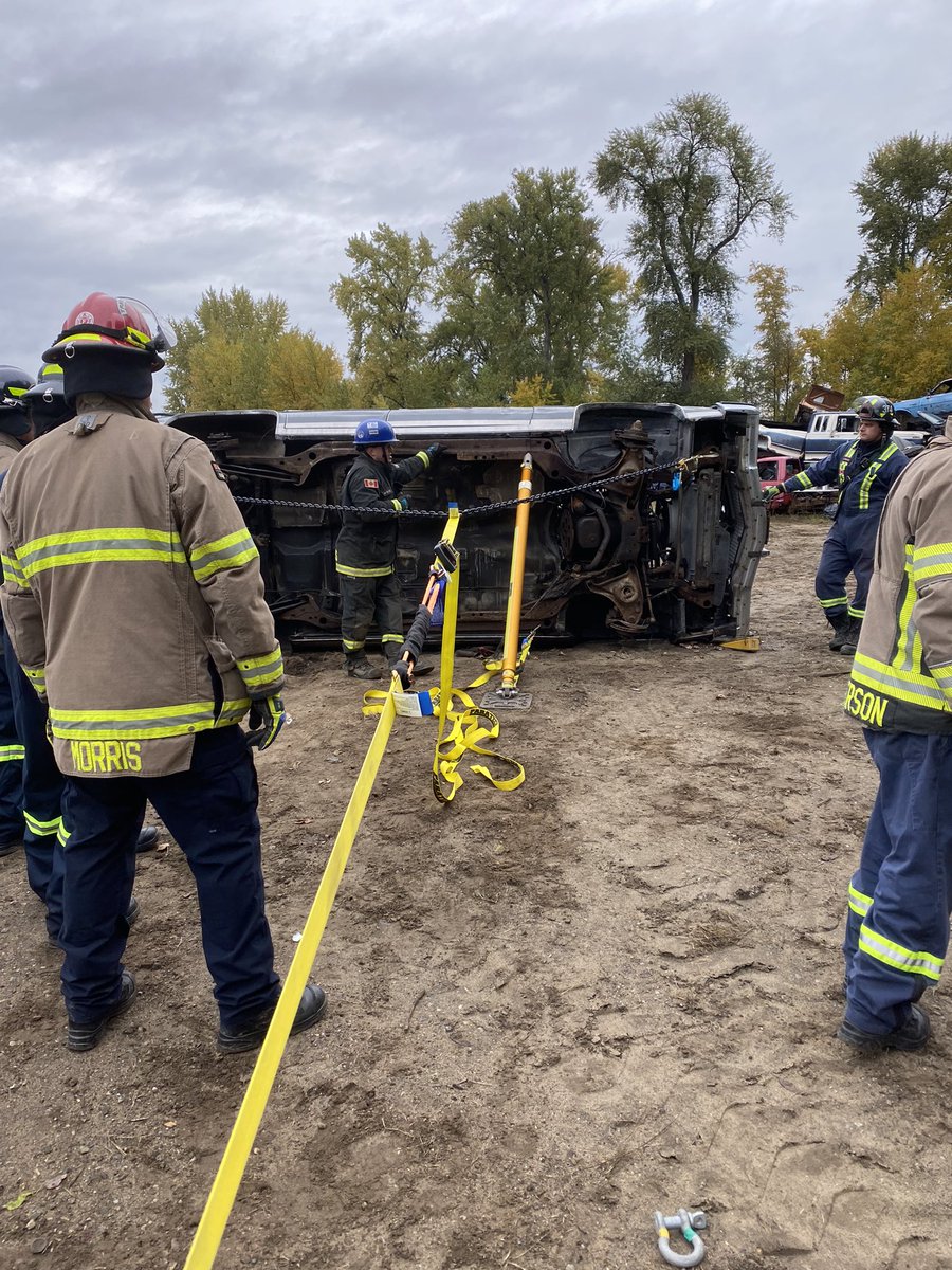 trailfire941's tweet image. Trail Firefighters local 941 did some auto extrication practice with our new stabilization struts and air bags.