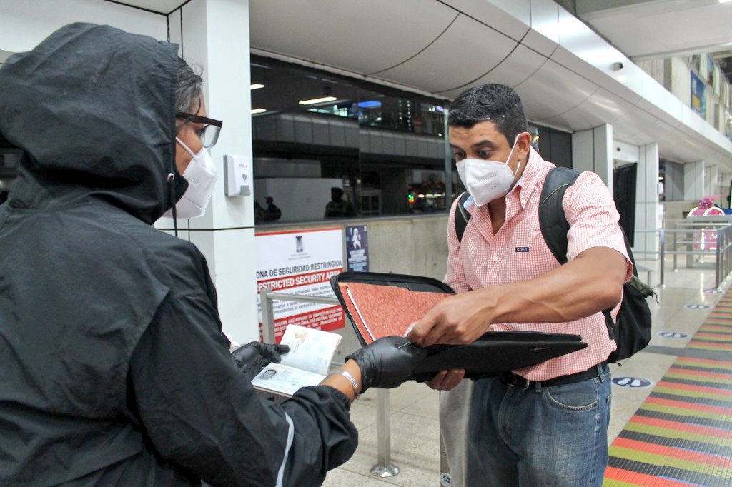 IAIM_VE's tweet photo. #GestiónIAIM || Contamos con una fuerza laboral dedicada a velar por el correcto cumplimiento de las medidas sanitarias en los terminales nacional e internacional del principal aeropuerto de Venezuela, garantizando un viaje #BioSeguro. https://t.co/A6SvqAbwKu