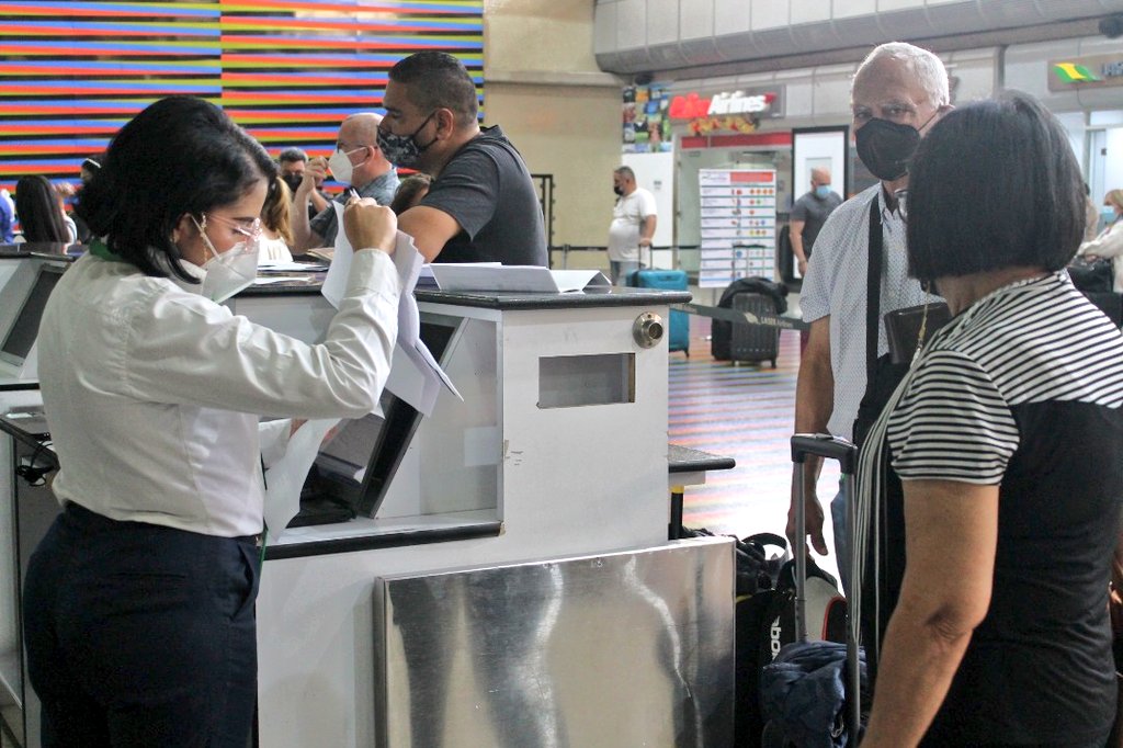IAIM_VE's tweet photo. #GestiónIAIM || Contamos con una fuerza laboral dedicada a velar por el correcto cumplimiento de las medidas sanitarias en los terminales nacional e internacional del principal aeropuerto de Venezuela, garantizando un viaje #BioSeguro. https://t.co/A6SvqAbwKu