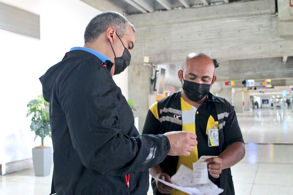 IAIM_VE's tweet photo. #GestiónIAIM || Contamos con una fuerza laboral dedicada a velar por el correcto cumplimiento de las medidas sanitarias en los terminales nacional e internacional del principal aeropuerto de Venezuela, garantizando un viaje #BioSeguro. https://t.co/A6SvqAbwKu
