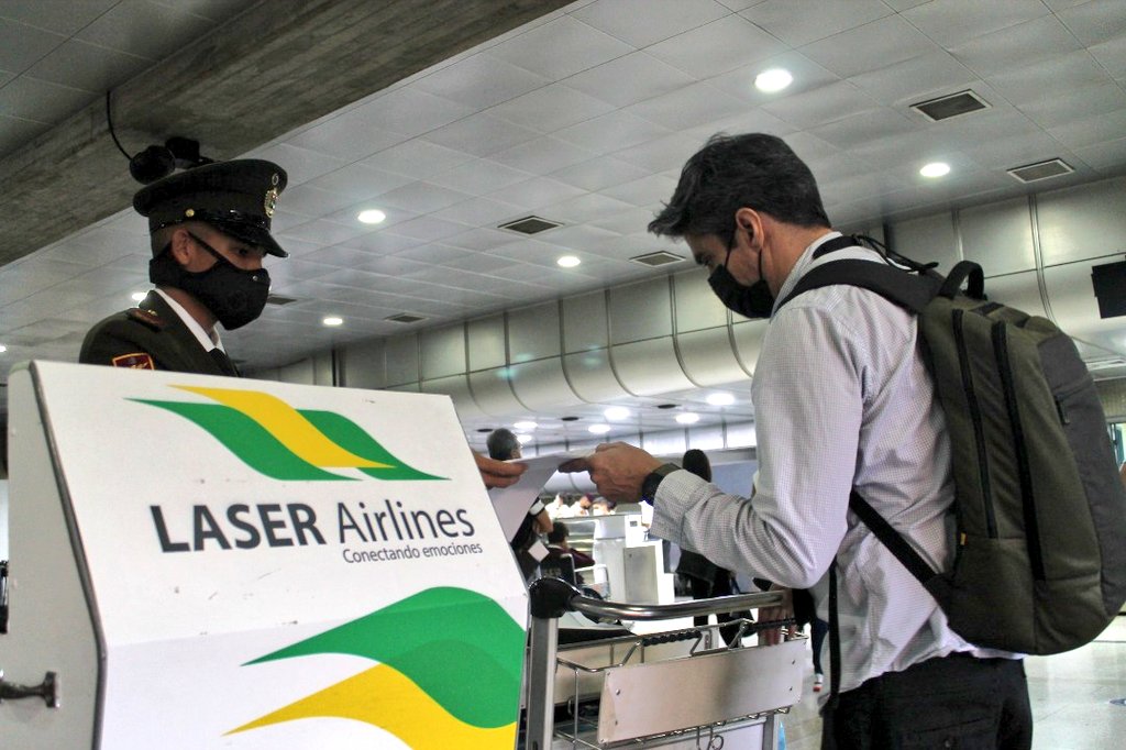 IAIM_VE's tweet photo. #GestiónIAIM || Contamos con una fuerza laboral dedicada a velar por el correcto cumplimiento de las medidas sanitarias en los terminales nacional e internacional del principal aeropuerto de Venezuela, garantizando un viaje #BioSeguro. https://t.co/A6SvqAbwKu