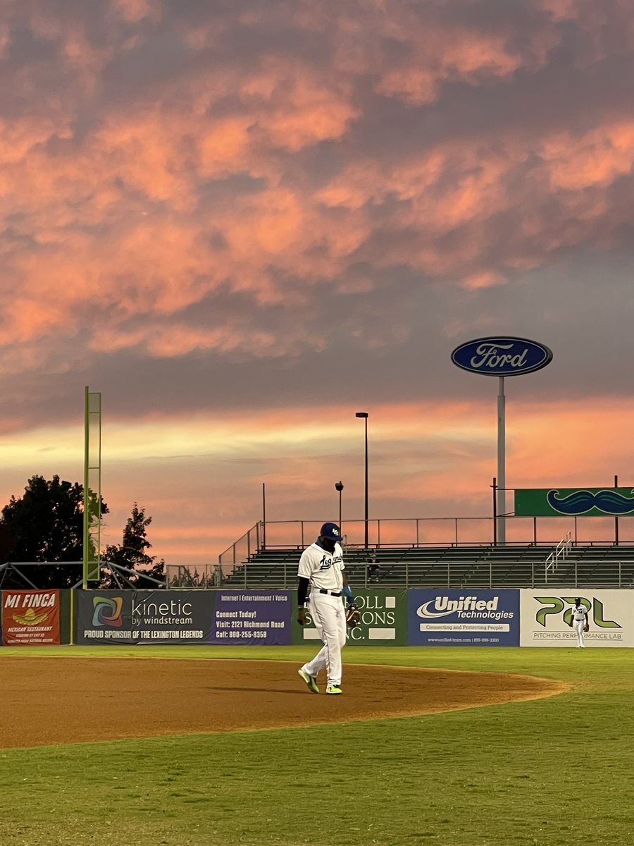 suder13's tweet image. @DatDudeBP bring home that ring  #stachetastic