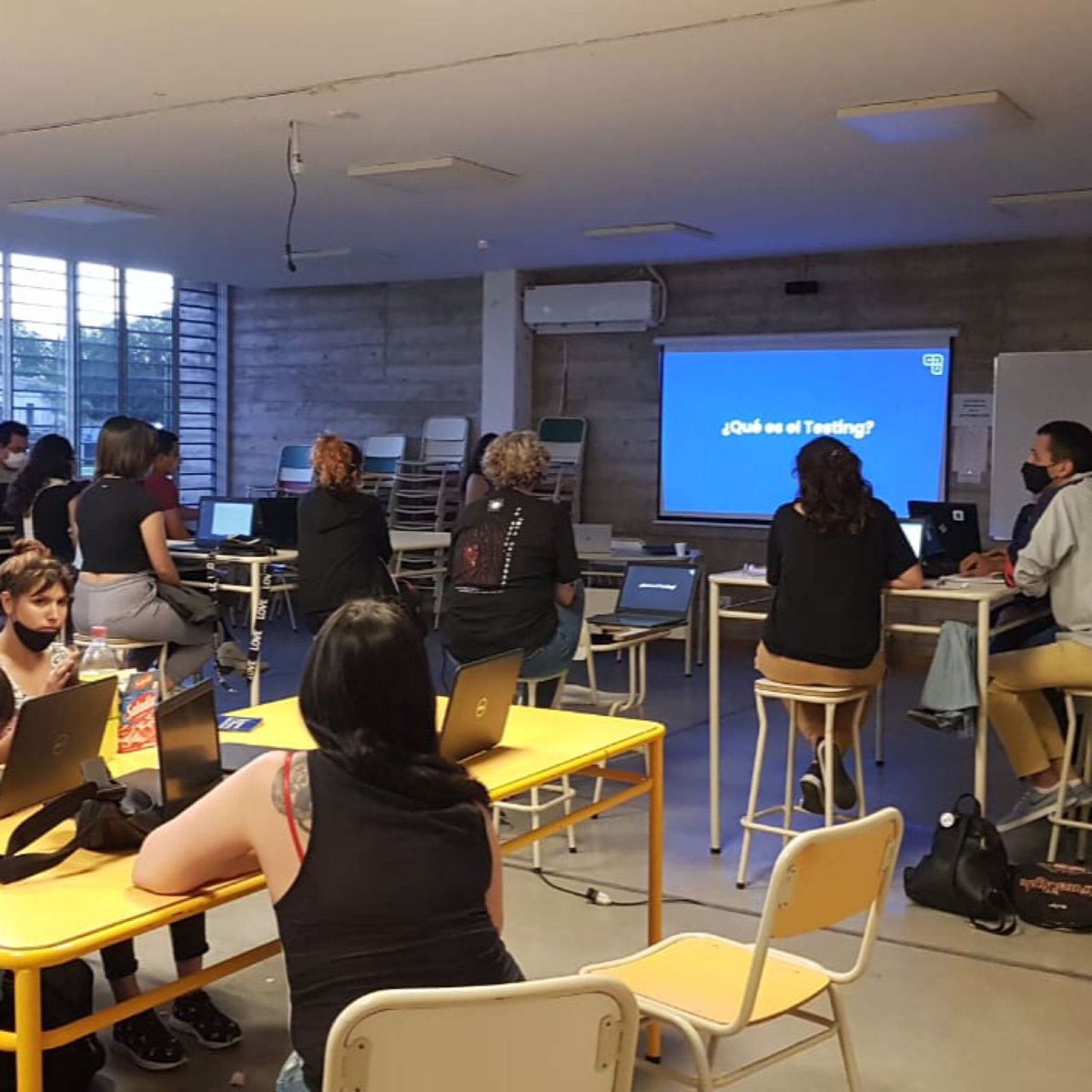 corlabgob's tweet photo. #CursoEnOficiosDigitales 📲
Comenzó el curso en Oficios Digitales, del Programa “Menos brecha, más comunidad”🤩
👉🏼Junto a #AiphaG y #Dalat, llegamos con esta capacitación, en el Parque Educativo Noroeste, a casi 30 jóvenes que no tienen acceso a dispositivos para cursar online. https://t.co/nrg99TOs5Z