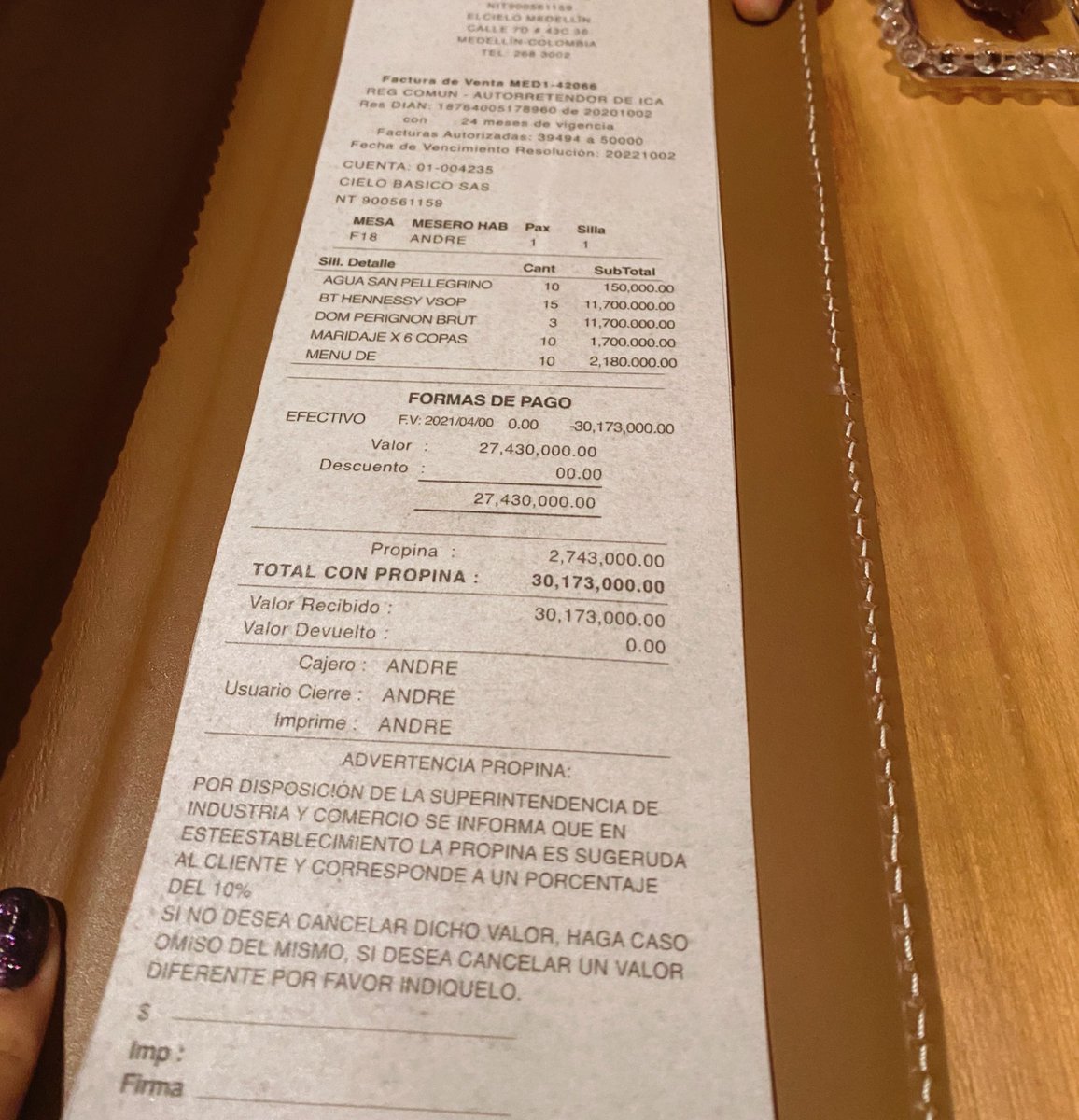 Luxurydelaxxx's tweet photo. ESTO ES DE NO CREER!!
Sali a comer con unos amigos en medellin y esta fue la cuenta que nos trajeron!!
Alguien que me ayude, esto es un abuso, quien regula esos precios?? A que entidad debo acudir?
No nos quieren dejar ir hasta que no paguemos!! El colmoooo
#ayuda #medellin https://t.co/JLqLTKOb9O
