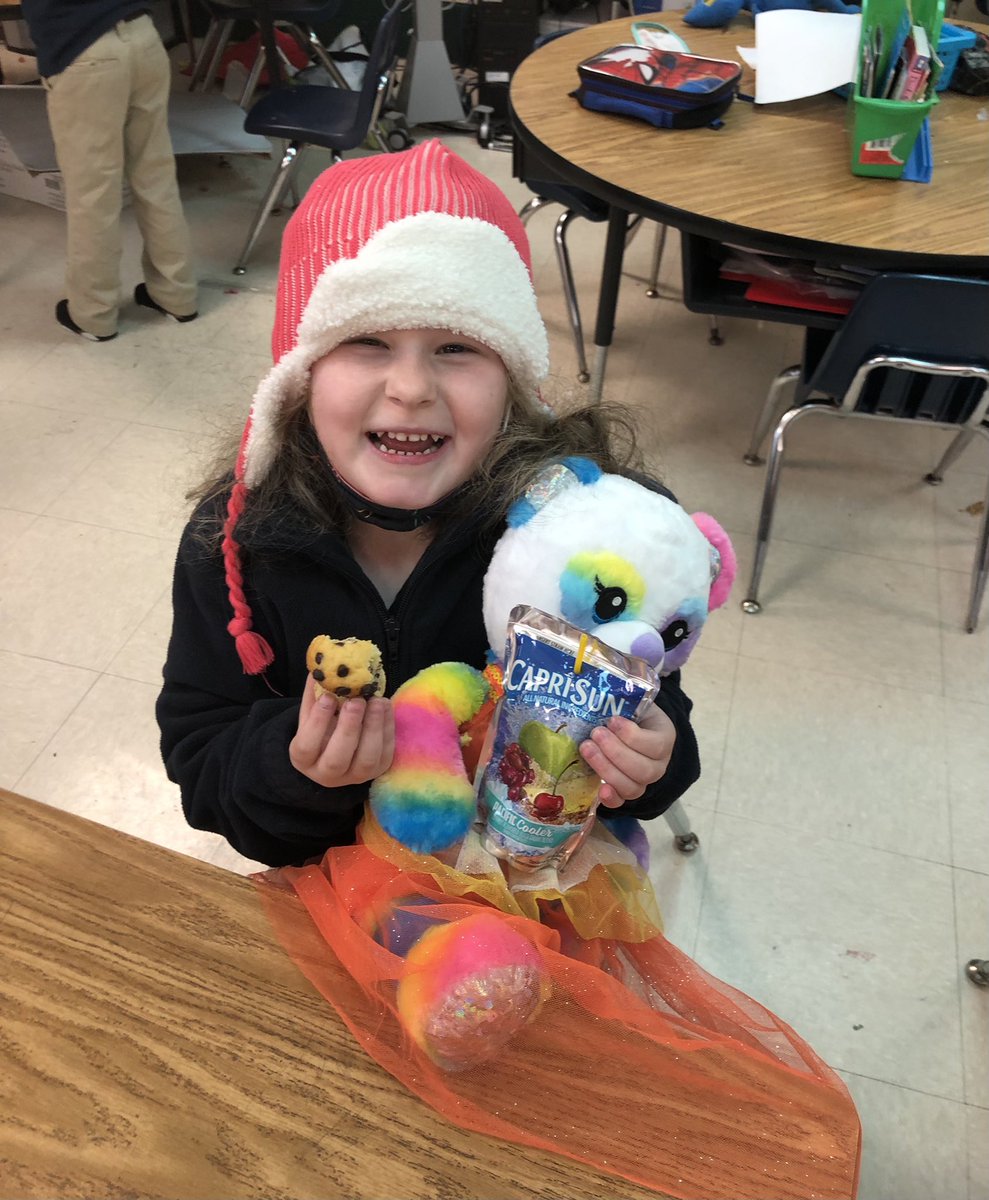 This is a face excited to learn! We had “tea” (Capri Sun 😆) and muffins with our teddy bears to celebrate learning about letters m and t! 🐻 @PrincipalERD <a href="/DicksonTigers/">E.R. Dickson Tigers</a>