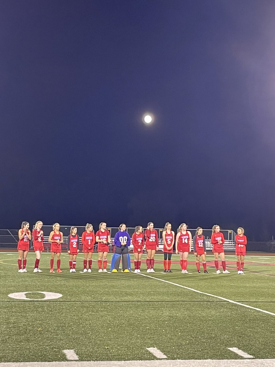 Beautiful night for some hockey! 🏑🐏