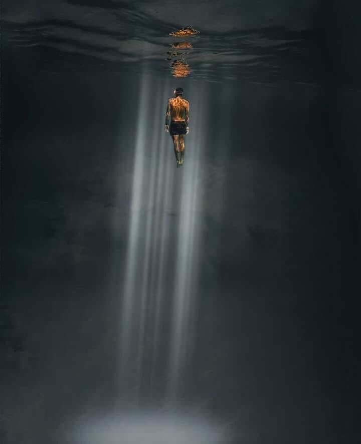 ︎ ︎
Jauh lebih mudah melihat kesalahan daripada menemukan kebenaran.

Karena kesalahan terletak di permukaan dan mudah ditemukan.

Sedangkan kebenaran terletak di kedalaman dan tak semua orang mampu menemukannya.

~ Johann Wolfgang von Goethe
︎ ︎