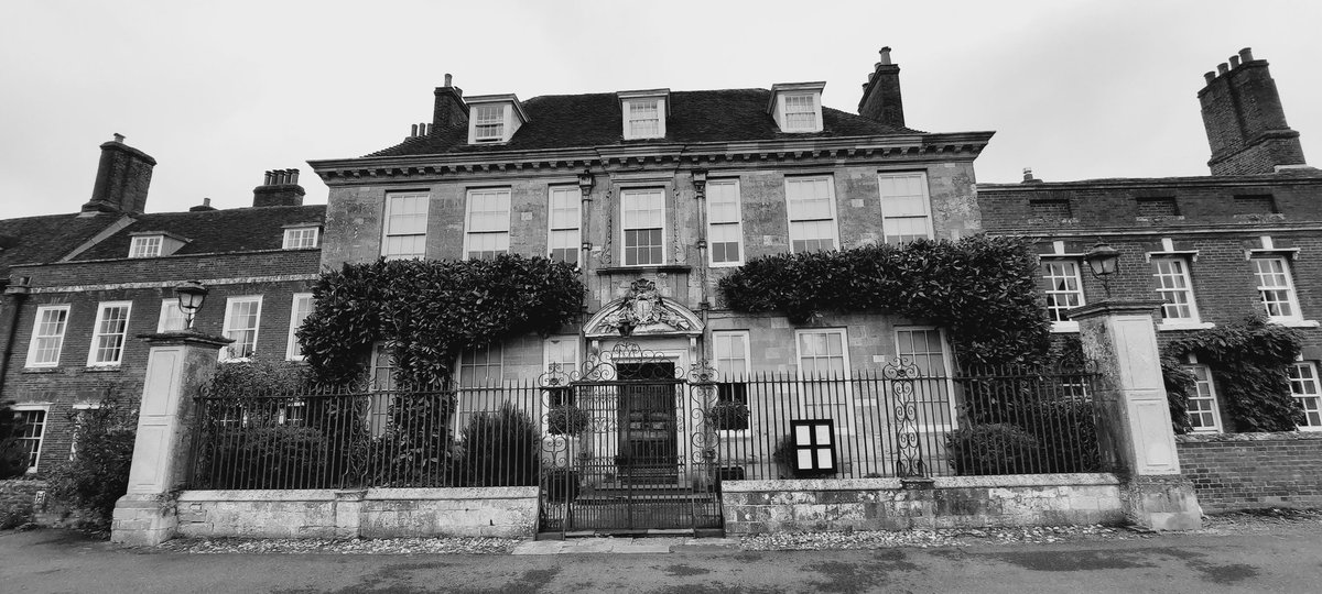 majentajen's tweet photo. Mompesson House in Salisbury. A beautiful house with an interesting history. #MompessonHouse #Salisbury #Wiltshire #nationaltrust #greatdayout #ThePhotoHour #monochrome #photography #architecture https://t.co/ZgOvP12guc