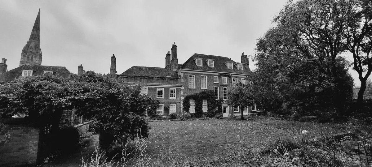 majentajen's tweet photo. Mompesson House in Salisbury. A beautiful house with an interesting history. #MompessonHouse #Salisbury #Wiltshire #nationaltrust #greatdayout #ThePhotoHour #monochrome #photography #architecture https://t.co/ZgOvP12guc