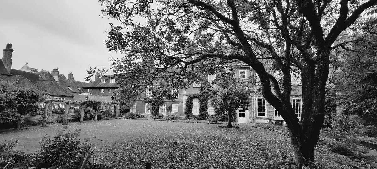 majentajen's tweet photo. Mompesson House in Salisbury. A beautiful house with an interesting history. #MompessonHouse #Salisbury #Wiltshire #nationaltrust #greatdayout #ThePhotoHour #monochrome #photography #architecture https://t.co/ZgOvP12guc