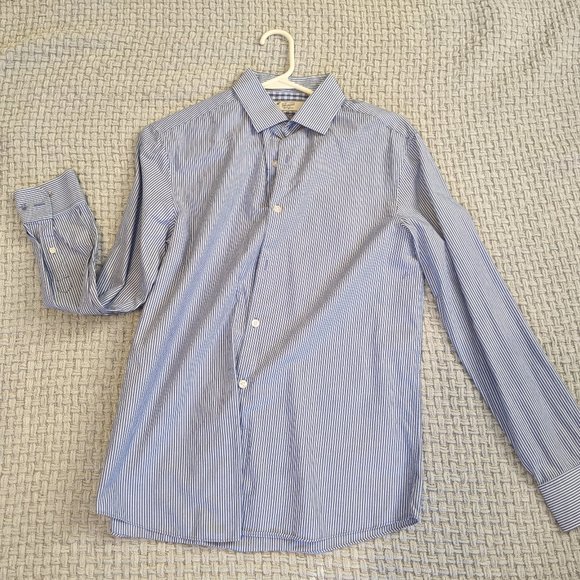 Amyrose025's tweet photo. So good I had to share! Check out all the items I'm loving on @Poshmarkapp #poshmark #fashion #style #shopmycloset #levis #originalpenguin: https://t.co/Foe9oeDldi https://t.co/rNWFmp3ftJ