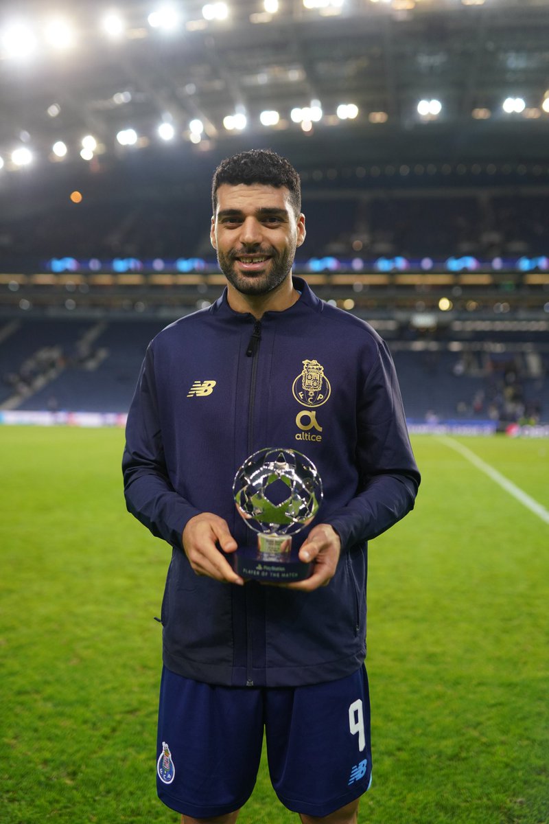 TeamMelliActu's tweet photo. Mehdi Taremi 🇮🇷 reçoit le trophée de l’homme du match. 🏆👏🏼
#IranFootball #FCPorto #Dragões #ChampionsLeague #UCL #PORMIL https://t.co/VjQsoF19uc
