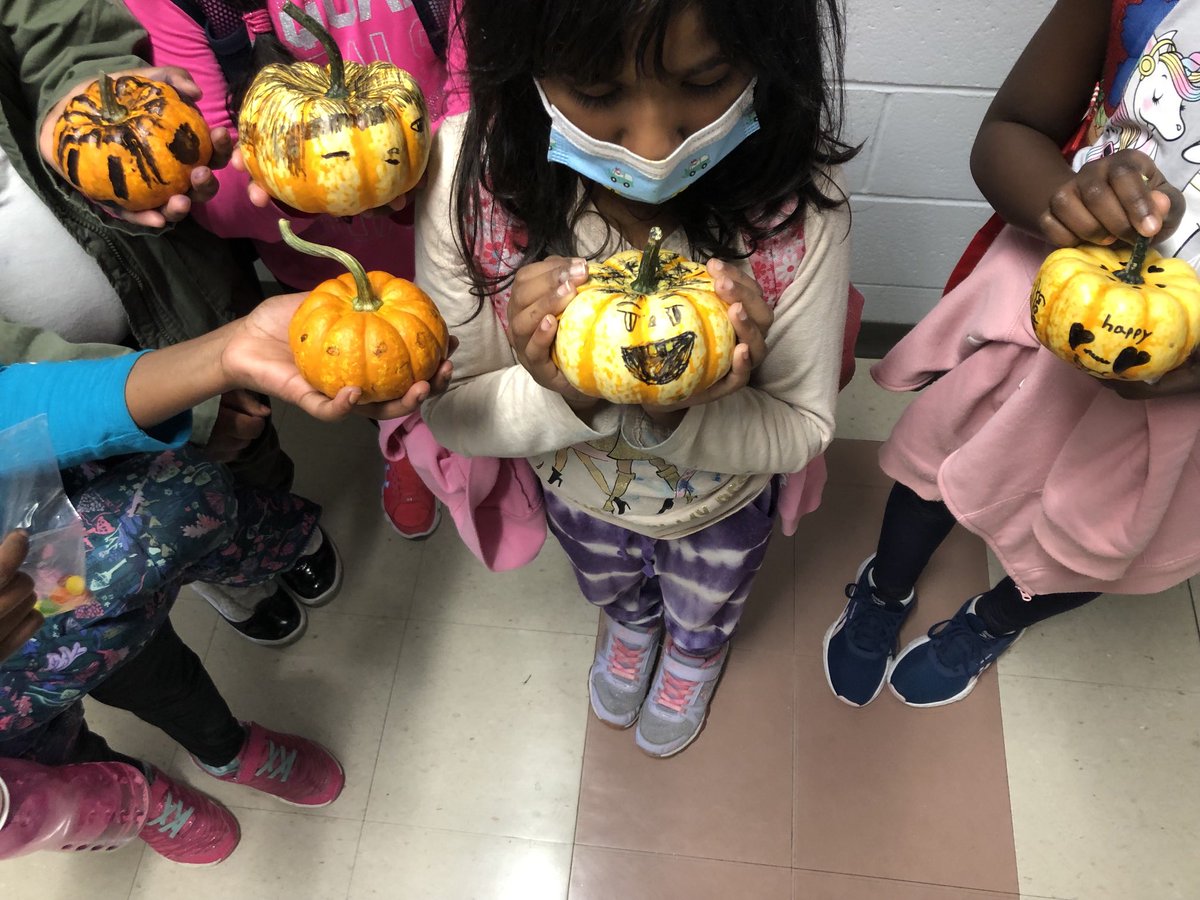 violoanna1's tweet photo. Thank you to G’s family for donating these mini pumpkins to our class. It was so kind of you🥰 Sometimes we need to take a mental health break and have some fun too! #pumpkinfaces #artfun #mentalhealthandwellness https://t.co/bipWr0wBSt