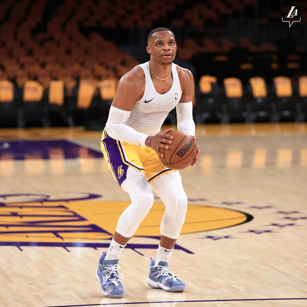 Lakers's tweet photo. From one man to 18,997 Strong. https://t.co/iZbmA0CLyj