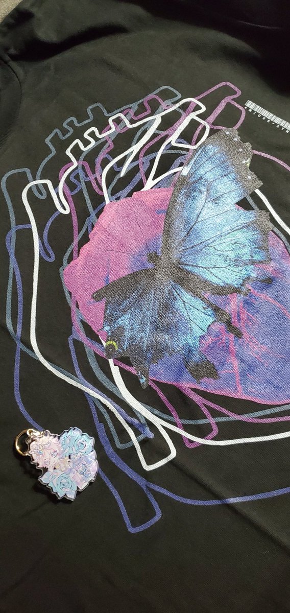 So happy to get my merch! Now it's a fight over who gets to wear the shirt 😊 Thank you <a href="/Ayme_official/">🦋🥀ミウラアイム【ℳ𝒾𝓊𝓇𝒶 𝒜𝓎𝓂ℯ】</a> and <a href="/FAKESTARUSA/">FAKE STAR USA</a>